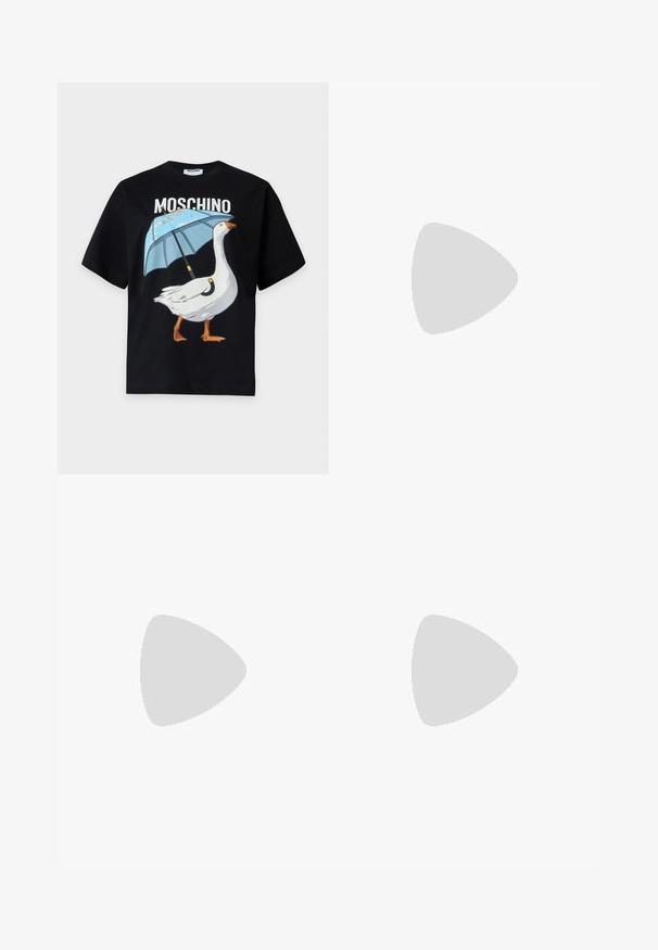 Sort Moschino T-shirt med en grafik af en hvid gås, der holder en blå paraply, og brandnavnet ovenover.; Grå skræddersyet blyantskirt lavet af glat stof. Har en lige skæring, flad front og ingen synlige lommer.; Flad sko med leopardmønsterstof, sorte snørebånd trådet gennem metaløjer og en fleksibel gummisål på hvid baggrund.; Sort læderhåndtaske med rundet form, dobbelt strop med en kraftig sølvkæde og en lynlåslukning øverst. Glat tekstur.