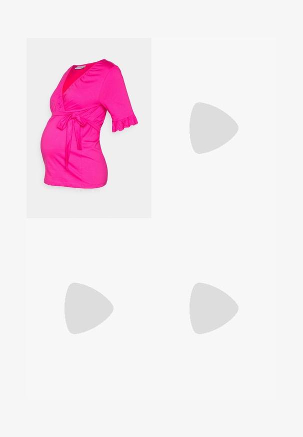 MAMALICIOUS MLHAZEL TESS - T-shirt basique - pink; Jeans de maternité en denim gris foncé avec une taille élastique, présentant des détails déchirés et une coupe slim.; Selected ASHLEY - Mules à talons - black; Sac à main en cuir noir de forme triangulaire, avec un rabat incliné et une poignée supérieure arrondie. Il présente une texture lisse et des détails de design minimalistes.