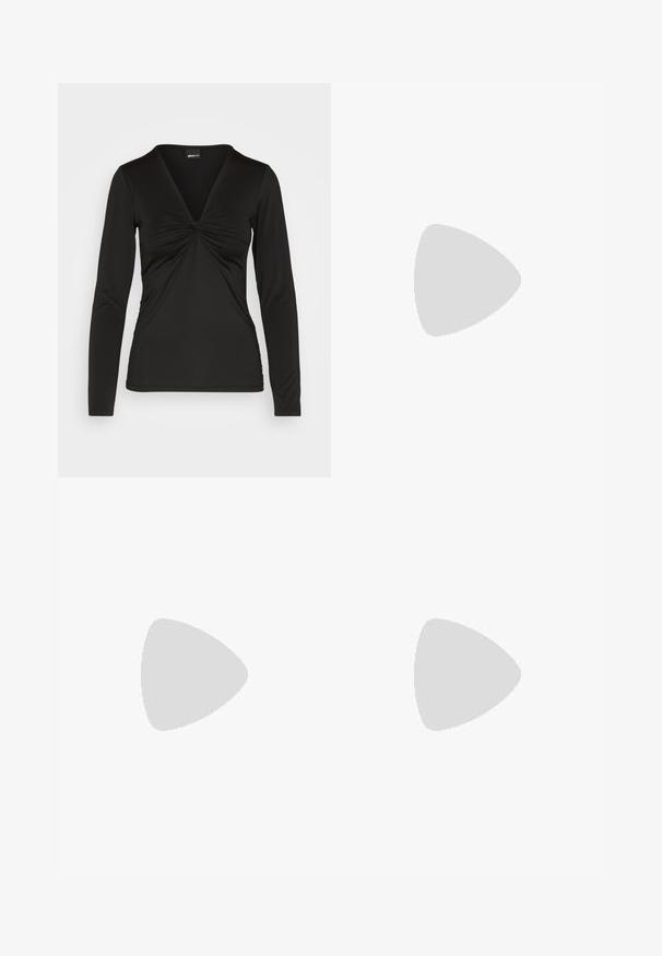 Gina Tricot PARTY TWISTED - Langarmshirt - black; Gina Tricot TROUSERS - Cargohose - black; NA-KD Pumps - black; Schwarz-silberne Handtasche mit einer strukturierten Oberfläche, die ein Diamantmuster aufweist, einem geknoteten Griff und einer strukturierten Form.