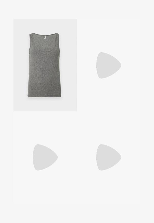 Grå ribbet tanktop med scoop-udskæring, ærmeløs design og en glat tekstur, der slutter i hoftehøjde.; Bredde jeans i lyseblå denim med klassisk fem-lomme design og en subtil gradient tekstur fra mørkere til lysere blå.; Beige højhælet sandal med ankelrem og åben tå, glat finish og slank stiletthæl på hvid baggrund.; Sort satin håndtaske med en buet form, der har en lynlåslukning og et trekantet logo i metal på forsiden. Glat tekstur og slankt design.