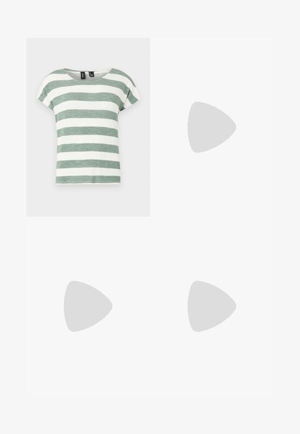 Stripet t-shirt i grøn og hvid, lavet af et struktureret stof. Har rund halsudskæring og korte cap-ærmer.; Lang, mørkegrøn nederdel lavet af glat stof, med en elastisk talje og snøre, samt en sideslids for øget bevægelse.; Mørkebrun sandal med åben tå, firkantet tå og bred rem, hvilende på grå asfalt nær flisebelagt fortov.; Hvid fletlæderhåndtaske med afrundet håndtag og ender på remmen, der er knyttet, vist mod en ensfarvet baggrund.