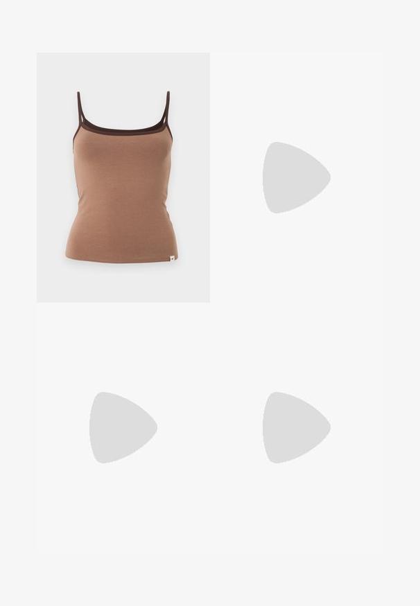 Camisole marron ajustée avec fines doubles bretelles et bordure marron foncé le long de l'encolure sur un fond uni.; Jean bleu évasé en denim avec un effet délavé, présentant des poches classiques et une fermeture à un bouton.; Tongs noires en cuir lisse, avec un design de sangle fine et une semelle plate à profil minimal. Aucun motif ou accent notables.; Sac à main en cuir marron avec poignées supérieures, poche avant zippée et détails tissés sur les côtés. Texture lisse et forme structurée.