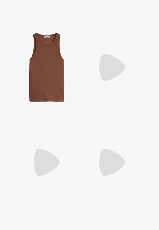 Brun ribbet ærmeløs tanktop med rund halsudskæring og synligt Marc O’Polo mærke inde i kraven.; Lyseblå vide jeans lavet af denim. Har høj talje, frontlukning med knap og lige ben med en ren kant.; Brun læder thongsandal med guldbeslag, der svæver over gråt fortov nær metalstænger og blåt hegn.; Kremfarvet håndtaske i halvmåneform med kort håndtag, der har en metaldetalje i guldton og lynlåslukning på siden.