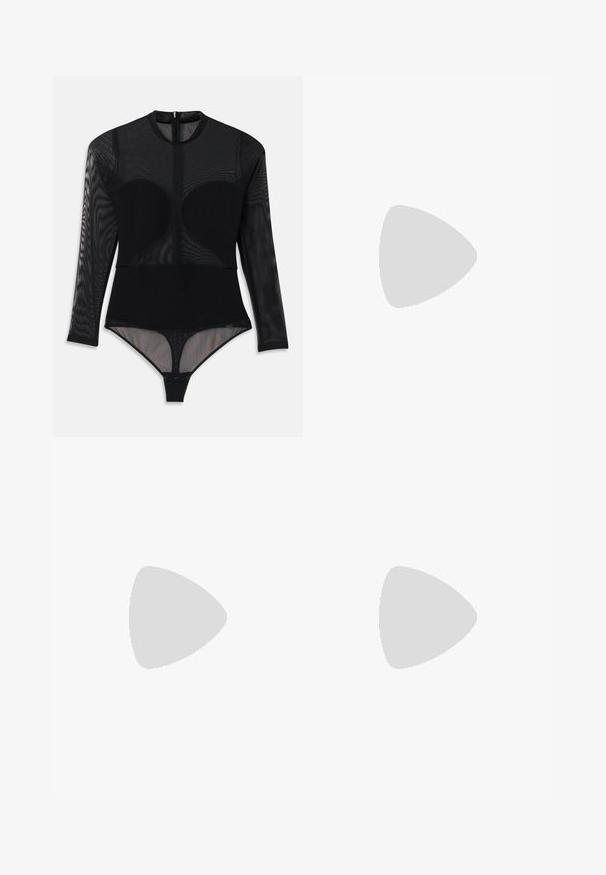 Bodysuit noir avec un design ajusté, des manches longues transparentes, un col rond et une fermeture à pression en bas. La texture du tissu est lisse.; Leggings en dentelle noire avec un motif floral, en tissu transparent, et une coupe ajustée, dotés d'une taille lisse et d'ourlets fermés.; Chaussure slingback en cuir verni noir à bout pointu avec bride en T et petit talon bloc incliné sur fond blanc.; Clutch en satin matelassé noir avec des clous en pyramide argentés, chaîne, forme rectangulaire et texture lisse. Dimensions de 10 cm x 18 cm x 4 cm.