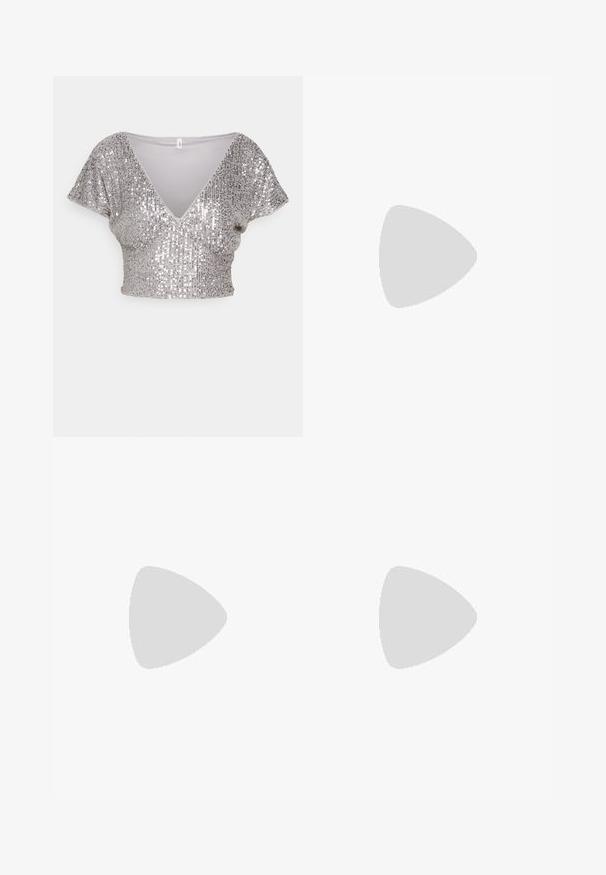 ONLY Petite ONLANA - T-shirt imprimé - silver; Des pantalons noirs ajustés présentent une taille haute, des plis avant, des jambes fuselées et une texture lisse. Fabriqués dans un tissu léger, sans fermetures visibles.; Sandale noire à talon haut avec fines brides au niveau des orteils et de la cheville, finition brillante et talon aiguille fin.; Boucles d'oreilles en argent avec des chaînes pendantes, présentant plusieurs pierres précieuses claires disposées en motif linéaire, offrant un effet scintillant.