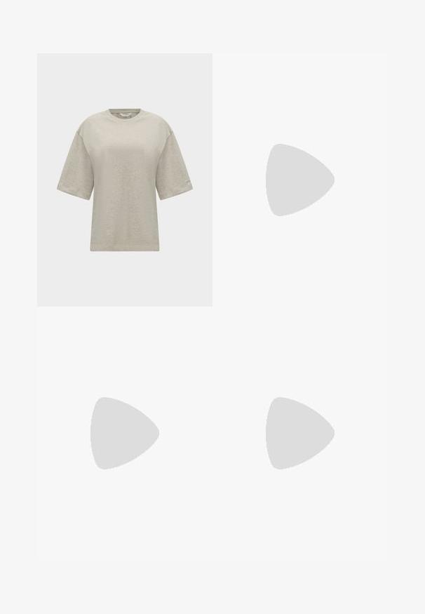 T-shirt oversize beige clair uni à manches courtes avec un col rond, présenté sur fond blanc.; Jean noir à jambe droite avec poches avant, passants de ceinture, fermeture à bouton et coutures visibles sur un fond blanc.; Bottine en cuir noir à bout pointu, forme structurée et petit talon. Dispose d'une fermeture éclair latérale et d'un design minimaliste.; Sac d'épaule en cuir marron foncé en forme de croissant avec une lanière courbée et des coutures visibles sur fond uni.