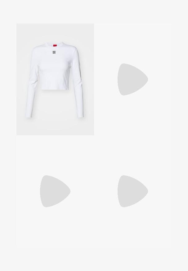 Top corto de manga larga blanco, hecho de algodón, con cuello redondo y un pequeño logo negro "HUGO" en el pecho. Textura suave con un diseño ajustado.; Pantalones de pierna ancha de color gris claro, hechos de una tela suave, con una cintura elástica y cordón de ajuste, y sutiles patrones diagonales.; Botín negro de tacón alto hecho de material texturizado, con punta afilada y un diseño ajustado que se extiende hasta la mitad de la pantorrilla, con cierre de cremallera.; Bolso negro hecho de tela suave y lisa. Presenta un asa fruncida y cierre con cordón, con forma rectangular y sin herrajes visibles.