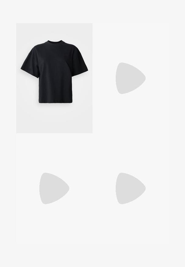 T-shirt en coton noir avec un col rond, des manches courtes et une coupe boxy ; présente un logo subtil sur le devant.; Jean large bleu foncé en tissu denim avec des coutures blanches, doté de deux poches avant et d'une fermeture à boutons classique.; Des baskets noires avec des éclats dorés, une surface texturée et une semelle noire épaisse. Associées à un pantalon de survêtement brun, montrant un design ajusté.; Lunettes écaille de tortue avec une monture carrée, dotées de verres transparents et d'un motif texturé. Les branches ont un design fin et épuré.