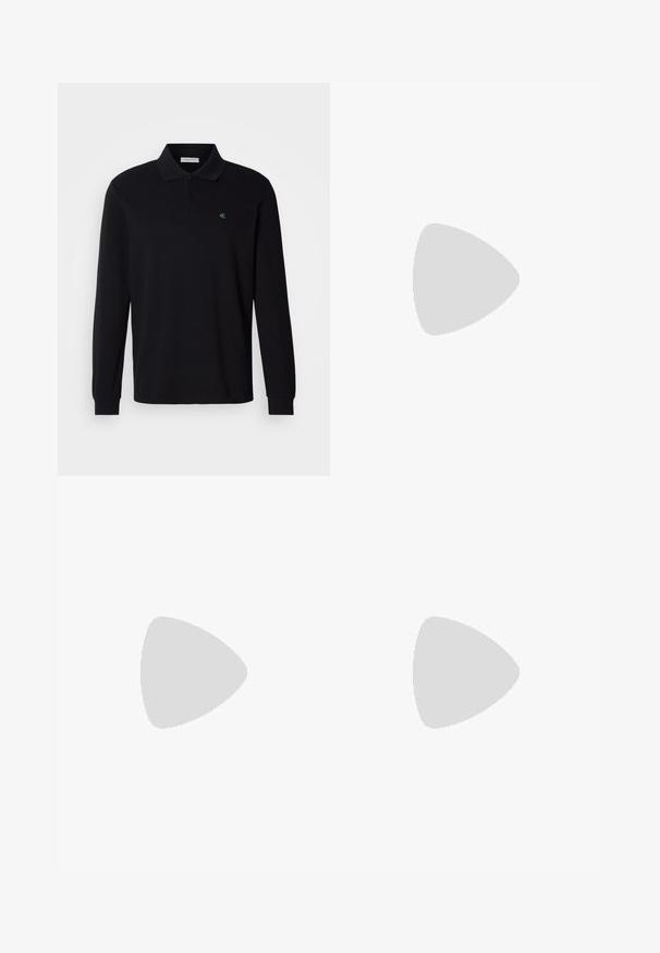 Sort langærmet polo i bomuld med tre knapper og et lille grønt broderet logo på venstre bryst.; Grå, brede sweatpants lavet af blødt materiale; har en elastisk talje med snøre og ingen lommer. Enkelt, udekoreret design.; Sort lædersko med elastik over vristen, placeret på et beige tæppe og ved et brunt rundt bord.; Sort læderhåndtaske med to lynlåslommer, glat tekstur, rund form og logo prægede på fronten. Sølv hardware accenter.