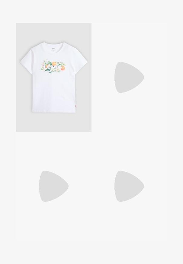 Witte T-shirt met korte mouwen, met een bloemen- en sinaasappelmotief achter de witte tekst "Levi's" op de borst.; Zwarte denim jeans met rechte pijpen en hoge taille, met een knoop en rits aan de voorkant en vijf zakken, op een witte achtergrond.; Zwarte leren enkellaarzen met een vierkante neus en blokhak. Gladde textuur, minimalistisch ontwerp en naadloze constructie.; Zwarte leren riem met een gladde textuur, voorzien van een metalen zilveren gesp en een taps toelopende punt. Eenvoudig, klassiek ontwerp.