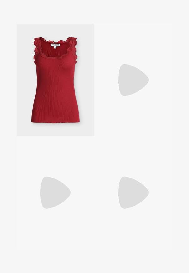 Top rouge côtelé sans manches avec bordure en dentelle autour de l'encolure et des emmanchures, taille petite, étiquette indiquant la marque Rosemunde Copenhagen.; Jean large en denim bleu foncé avec une taille haute, cinq poches et des attaches en métal argenté. Présente des coutures visibles et une texture lisse.; Escarpins slingback en cuir verni noir avec un bout pointu et une finition brillante. Présente un talon fin et un accent arrondi au dessus du pied.; Petite pochette en cuir bordeaux avec fermoir en métal argenté et bracelet pour poignet sur fond blanc.