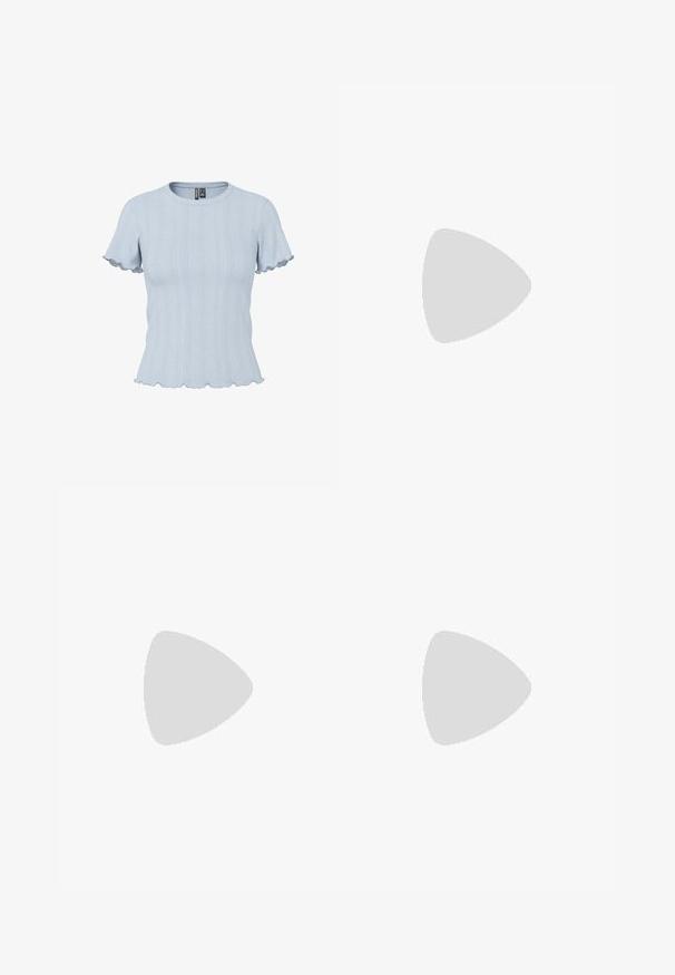 Top de punto azul claro de manga corta con patrones acanalados y tipo encaje, escote redondo y bordes con volantes en las mangas y el dobladillo.; Pantalones cortos de mezclilla azul claro con cintura alta, cinco bolsillos, dobladillo deshilachado y un cierre clásico de botón. Hechos de una suave tela texturizada.; Piernas con leggings oscuros acanalados combinados con bailarinas negras que presentan pequeños detalles de lazo sobre un fondo blanco.; Pequeño bolso negro brillante con dos asas largas y detalles de cordón lateral sobre un fondo claro liso.
