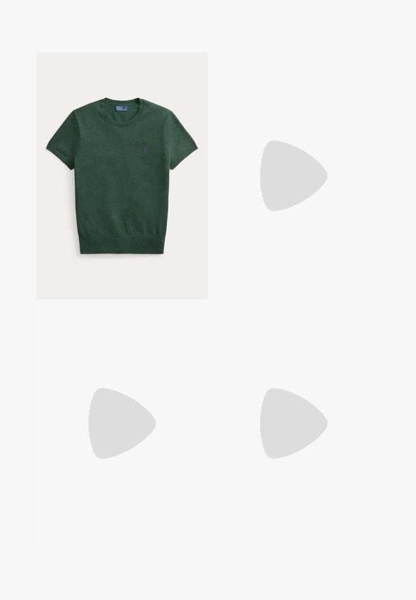 Zelený pletený sveter s krátkym rukávom, okrúhlym výstrihom a malým fialovým logom Polo Ralph Lauren na ľavej strane hrude.; Béžové nohavice na mieru so strihom rovného nohavic, vyrobené z mäkkej látky, s predným záhybom a zahnutými koncami.; Hnedá nízka teniska z brúseného semišu s bielymi šnúrkami, béžovou podrážkou a malým bielym logom koňa na boku.; Čierna semišová kabelka na rameno s zakriveným tvarom, hladkým koženým popruhom a zlatým doplnkom. Jednoduchý dizajn s minimálnymi detaily na hardware.