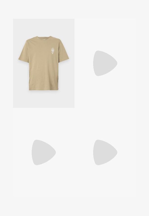 Beige kortærmet t-shirt lavet af blød bomuld, med et lille hvidt grafisk design på venstre brystområde. Ensfarvet ryg.; Lysblå denim jeans med lige ben-design, fem lommer, falmet tekstur og en metaltrykknaplukning i taljen.; Hvide lædersneakers med en glat finish, rund tå, flade snørebånd og en struktureret sål. Grå ruskindsdetalje ved hælen.; Lille beige crossbody-taske med lynlåslomme foran, metal ALDO-logo, justerbar bred rem og rundet rektangulær form på hvid baggrund.