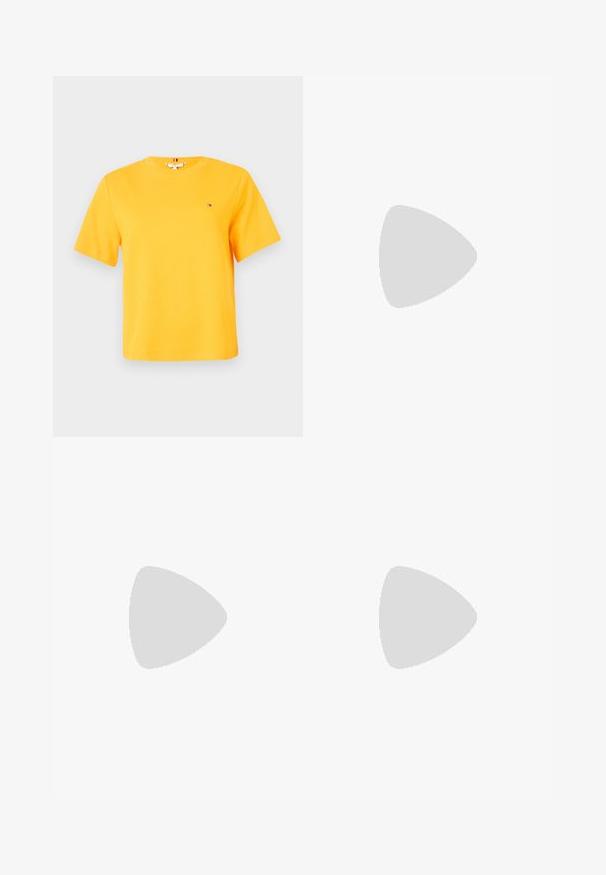 T-shirt jaune vif à manches courtes avec col rond et petit logo rectangulaire sur le côté gauche de la poitrine.; Jean flare bleu foncé en denim, avec fermeture éclair et double bouton, poches avant et détails cousus le long des côtés.; Mocassins en cuir noir à texture lisse, bout arrondi et détails de couture subtils. Ils présentent un accent logo doré sur le côté supérieur.; Sac à main plissé noir avec une poignée arrondie, une bandoulière réglable et une texture brillante. Présente des accessoires en argent et une silhouette structurée.
