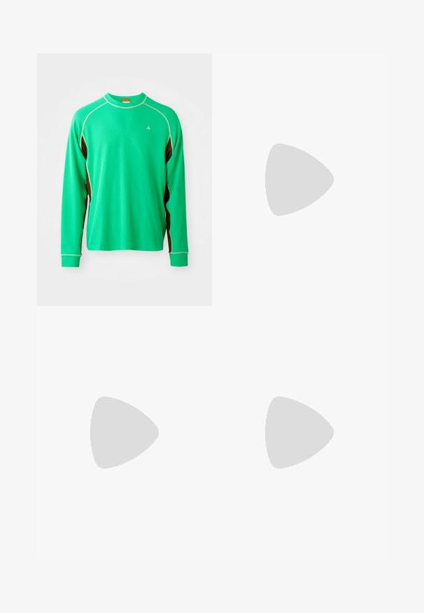 Langemmouwige groene sportshirt van textuurstof, met contrasterende bruine zijaccenten en witte stiksels langs de kraag en naden.; Zwarte sportbroek van een zachte, gestructureerde stof, met een elastische tailleband, zijzakken en een driehoekig logo accent op de dij.; Zwarte atletische sneaker met zichtbare luchtgeveerde tussenzool die boven een roze stenen oppervlak zweeft met een grijze stenen muur op de achtergrond.; Zwarte zonnebril met ovale groene lenzen, slanke matte montuur en rubberen uiteinden voor comfort. Minimalistisch design zonder zichtbare branding.
