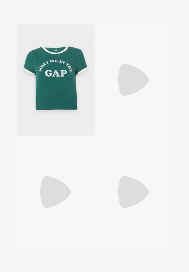 Groene katoenen T-shirt met witte kraag en mouwaccenten. Heeft "MEET ME IN THE GAP" in grote, glinsterende letters op de voorkant.; Zwarte wijde broek met een gladde textuur, voorzien van een knoopsluiting en voorzakken. Klassiek en veelzijdig ontwerp geschikt voor verschillende gelegenheden.; Witte leren sneakers met een gestructureerde afwerking, marineblauwe accenten op het zijklogo en een crème rubberen zool. Voorzien van vetersluiting en gevoerde kraag.; Zwarte handtas van gevlochten leer met een gebogen handvat, voorzien van een ritssluiting en een gladde textuur. Compact ontwerp met een afgeronde vorm.