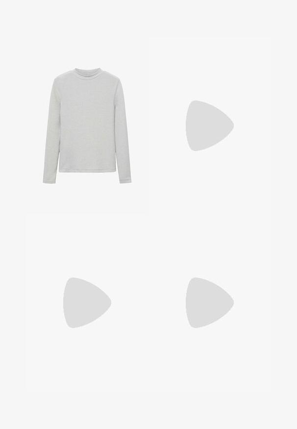 Mango Longsleeve - light grey; Zwarte glanzende neplederen minirok met subtiele naaddetails en een lichte voorkeursplits op een witte achtergrond.; Zwarte over-de-knie laarzen van zacht, textuurmateriaal. Voorzien van een blokhak, puntige neus en zichtbare naaddetails.; Zwarte gevlochten draagtas met twee lange leren banden en een rechthoekige vorm, ontworpen voor het meenemen van persoonlijke spullen.