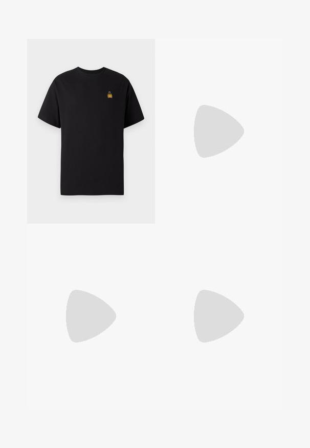 Schwarzes Baumwoll-T-Shirt mit kurzen Ärmeln, Rundhalsausschnitt und einem kleinen gelben bestickten Design auf der linken Brustseite.; Dunkelblaue Slim-Fit Denim-Jeans mit Knopf vorne, Taschen, Gürtelschlaufen und dezenten Ausbleichungen an den Beinen.; Schwarzer Lederschuh mit glänzender Oberfläche, runder Spitze, Schnürdesign, kontrastierenden Nähten und einer dicken Gummisohle mit Profilmuster.; Schwarze Nylon-Tote-Bag mit kurzen Griffen und einem abnehmbaren Schultergurt, die ein elegantes, gestepptes Design und minimale Hardware-Details aufweist.