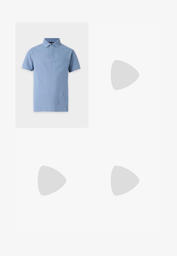 Polo bleu clair à manches courtes en tissu texturé, col classique et un seul bouton noir au niveau du col.; Pantalon habillé bleu clair ajusté avec devant plat, poches latérales, passants pour ceinture et coupe droite sur un fond uni.; Chaussure habillée à lacets pour homme en cuir noir à finition lisse avec semelle épaisse en caoutchouc, vue de profil sur fond blanc.; Sac bandoulière en cuir marron clair avec sangle réglable et fermeture éclair, présenté sur un fond clair uni.