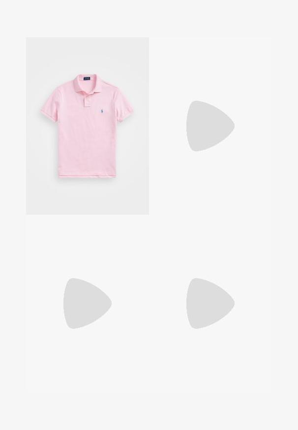 Hele roosa polo särk, mis on valmistatud puuvillast, kahekohalise nööpplaadi, lühikeste varrukate ja väikese sinise tikandiga logoga rinnal.; Valged puuvillased chinos-püksid, millel on lame eesmine osa, vööaasad, küljetaskud ja sile tekstuur, sinise sisemise vöörihmaga.; Valged madala säärega nahast tossud valgete nööpide ja külgedel kuldse Polo Ralph Laureni logoga ning "Polo" tallale reljeefselt pressitud.; Must mustra nahkavöö, millel on ristküliku kujuline hõbedane metallist pandla, millel on reljeefne hobusemehe logo, sile pind ja viis vööauku.