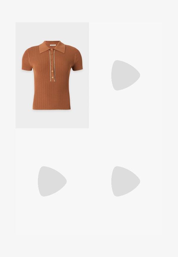 Braunes, kurzärmeliges, geripptes Strick-Poloshirt mit Kragen und sechs vorderen Knöpfen, die von einem dünnen weißen Besatz eingerahmt sind.; Braun karierten Rock mit vorderem Knopfverschluss, zwei aufgesetzten Taschen, taillierter Passform und strukturiertem Stoff.; Schwarze kniehohe Stiefel aus glattem Leder mit Blockabsatz, runder Spitze und einem eleganten, schlichten Design.; Schwarze Lederhandtasche mit geschwungener Form, langem verstellbarem Riemen und Fransen an beiden Seiten vor hellem Hintergrund.