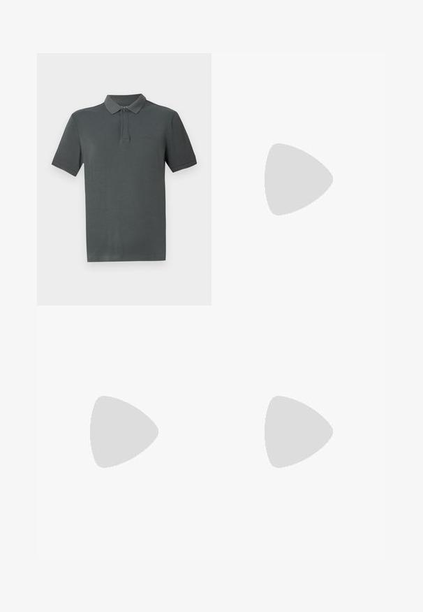 Donkergrijze poloshirt met een klassieke kraag, korte mouwen en een subtiele logo. Gemaakt van zacht materiaal met een gladde textuur.; Donkerblauwe denim jeans, recht model, vijf-pocket stijl, zichtbare stiksels, en een klassieke knoopsluiting. Lichte wassingseffect op de stof.; Witte lage sneaker met vetersluiting, glad leren bovenwerk en dikke zool, gezien vanuit de zijkant tegen een effen achtergrond.; Zwarte rechthoekige crossbodytas met zilveren merklogo-embleem en verstelbare band op een lichte achtergrond.