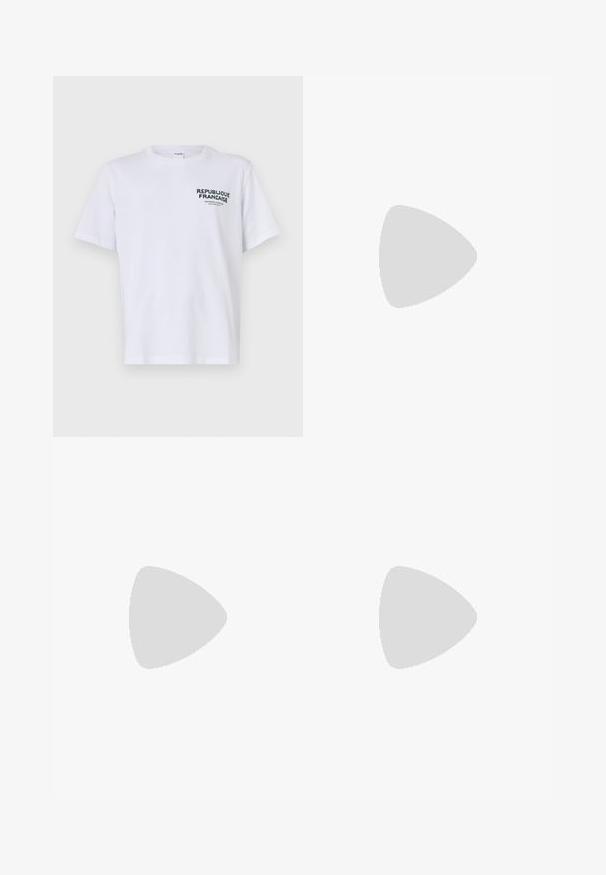 Weißes Baumwoll-T-Shirt mit kurzen Ärmeln und Rundhalsausschnitt. Der Druck auf der linken Brust trägt "REPUBLIQUE FRANCAISE" in dunkelgrüner Schrift.; Dunkelblaue Slim-Fit-Hosen mit Gürtelschlaufen, Frontknopf und vorderen Taschen, auf einem weißen Hintergrund präsentiert.; Weiße Leder-Sneaker mit strukturierter Oberfläche und gepolstertem Kragen. Sie verfügen über eine beigen Gummisohle und dezente Markenkennzeichnung an der Ferse und an der Seite.; Blauer Canvas-Einkaufstasche mit Vordertasche und roter "O.N.S" Stickerei, ausgestattet mit zwei Griffen und einem verstellbaren Schulterriemen.