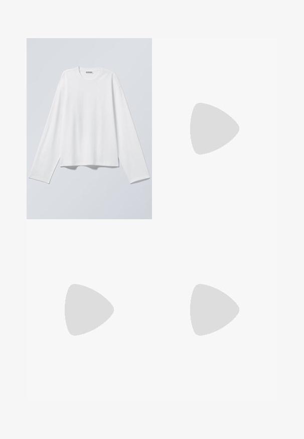 Effen wit shirt met lange mouwen, ronde hals en licht losse pasvorm, plat gelegd op een lichtgrijze achtergrond.; Wijdgesneden denim jeans van middelzware blauwe katoenstof. Bevat een klassieke vijf-pocket ontwerp en een ritssluiting met knoopsluiting.; Zwarte lakleren slingback schoen met spitse neus en lage schuine blokhak op een effen lichte achtergrond.; Kleine zwarte glanzende handtas met twee lange hengsels en zijkant trekkoord details op een effen lichte achtergrond.
