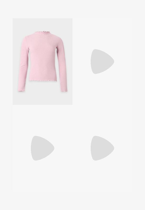 Lyserød ribbet langærmet top med let flæsekantet høj hals og matchende flæsekant ved ærmer og bund.; Dame denim mini nederdel i mørk marineblå med en spraglet tekstur, der har en række af fem metalliske knapper og to forreste klaplommer.; Sorte læder slingback stiletto med spids tå, side spændebånd, nitter langs kanten og dekorativ snøring foran.; Sort læderhåndtaske med guldbælge og nitdetaljer, korte håndtag og en justerbar skulderrem på en ensfarvet hvid baggrund.