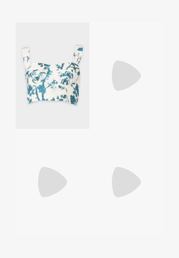 Weißes kurzes Tanktop mit blauem Blumenmuster und breiten Trägern, strukturierter Brustbereich mit sichtbaren Nähten.; Schwarzer Rock mit einer figurbetonten Silhouette, aus glattem Stoff gefertigt. Verfügt über subtile vordere Falten und ein Design bis zur Mitte des Oberschenkels.; Schwarze Sandale mit Absatz, zwei dünnen Riemen mit goldenen runden Schnallen, spitzem hohem Absatz und beigem Sohlenrand.; Weiße Tragetasche mit langen, schlanken Griffen. Hergestellt aus glattem Material, mit minimalistischem Design und dezenten Nahtdetails.