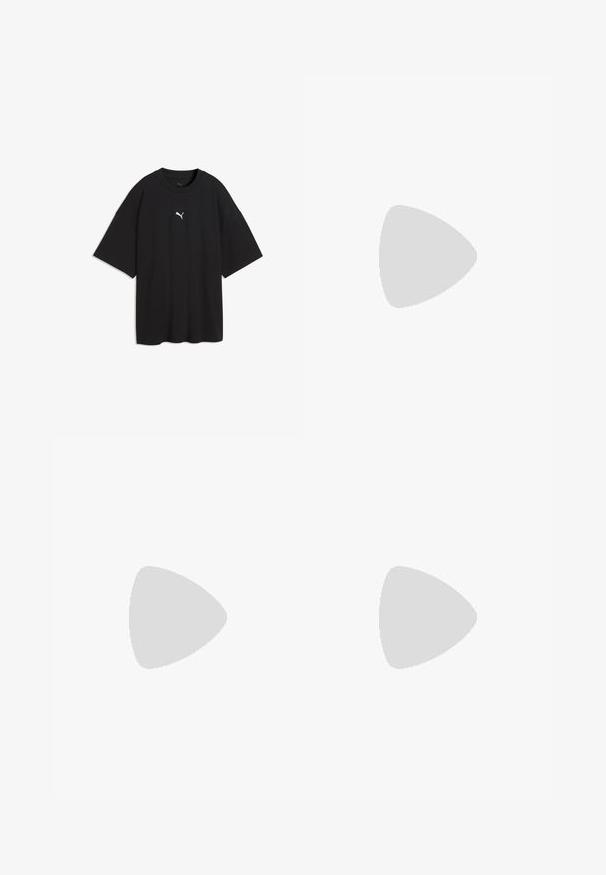 Sort oversized T-shirt med korte ærmer og et lille hvidt Puma-logo på midten foran under halsudskæringen.; Sorte bukser med vide ben, elastisk talje, lodrette hvide striber, sidelivlommer og et lille logo på låret.; Brun ruskinds balletsko med elastiske stropper og tekstureret sål, vist i profil mod en ensfarvet lys baggrund.; Sort trekantet skuldertaske med tynd rem, subtilt monogrammønster og lille sølvfarvet Puma-logo i midten.