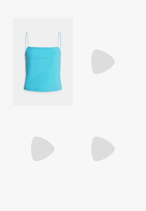 Pieces PCKIWI STRAP - Top - blue atoll; Modrá sukňa s vrstveným strihom a živou ikatovou vzorom. Má volánové vrstvy a elastický pás pre nastaviteľnosť. Materiál vyzerá ľahký.; Biele plátené tenisky s gumovou podrážkou, s piatimi dierkami na šnúrky, okrúhlou špičkou a svetlými švami, doplnené o biele členkové ponožky.; Párik obdĺžnikových slnečných okuliarov s svetlomodrými priehľadnými rámami a tmavosivými sklami, s rovnými stranami a minimálnymi hardvérovými detailmi.