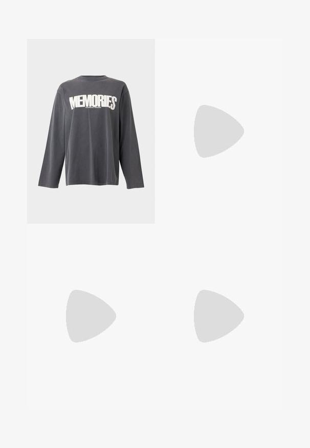 Camiseta de manga larga gris oscuro con la palabra "MEMORIES" en grandes letras blancas en el pecho y texto más pequeño debajo.; Falda midi de mezclilla negra deslavada de talle alto, con abertura frontal, pasadores para cinturón y diseño clásico de cinco bolsillos.; Zapatillas deportivas grises con material de malla y acentos blancos, combinadas con jeans de denim azul que tienen los tobillos remangados.; Gafas de sol negras con diseño envolvente, lentes oscuros, acentos brillantes en forma de estrella y almohadillas nasales ajustables.