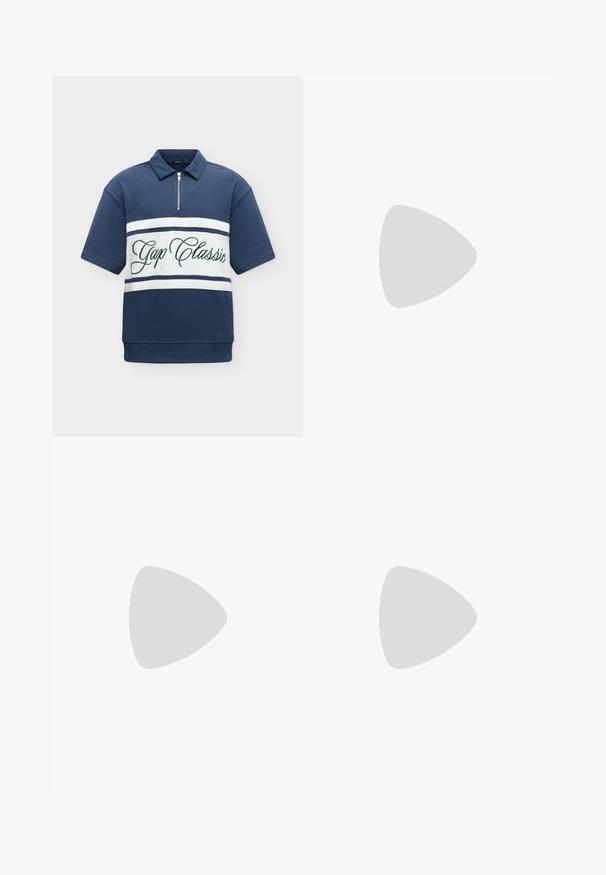 Marineblå kortærmet poloshirt med hvide vandrette striber og grøn tekst "Gap Classic" på tværs af brystet samt halvlange lynlåsekrave.; Blå bomuldsshorts med elastisk talje, snorelukning og diskret grafikdetalje på siden. Glat tekstur og afslappet pasform.; Sorte og hvide Nike Air Force 1 sneakers med læderoverdel, perforeret tå og tekstureret såldetalje, båret med rullede beige bukser og hvide sokker.; Sølv metalur ur med en grøn tekstureret urskive, der har hvide timeindikatorer og subur; kædeaccessorie sammenflettet med uret.