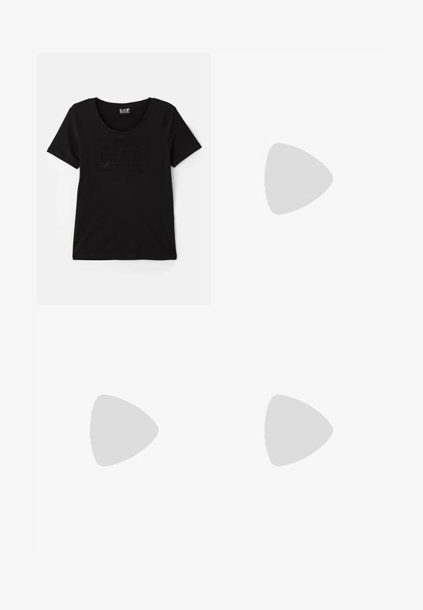 Camiseta negra de manga corta hecha de tela suave, con un logo sutil y brillante en un diseño tonal en la parte frontal. Escote redondo.; Pantalones de chándal grises hechos de una tela suave, con cintura elástica y cordón, dos bolsillos delanteros y puños ajustados en los tobillos.; Zapato negro y gris con parte superior de ante y tela, punta redondeada, talón elástico y suela de goma con un patrón de agarre texturizado.; Mochila negra de cuero con cordón, con bolsillos delanteros y laterales con cremallera, con el logo "EA7 Emporio Armani" en relieve en el bolsillo delantero.