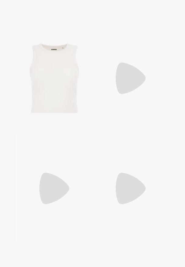 Hvid, ærmeløs ribbet tanktop med rund halsudskæring og et lille struktureret logo på venstre side. Tætsiddende design med en ensfarvet nuance.; Lyseblå brede jeans med høj talje, fem lommer og kontrastsyninger. Fremstillet af denim med en glat tekstur.; Høje kvinders stiletto-støvler med spids tå og brunt og beige slangeskindsstruktur, vist i profil på en ensfarvet lys baggrund.; Mørkebrun stofnettaske med to håndtag og guldfarvede runde maljer nær bunden af håndtagene.