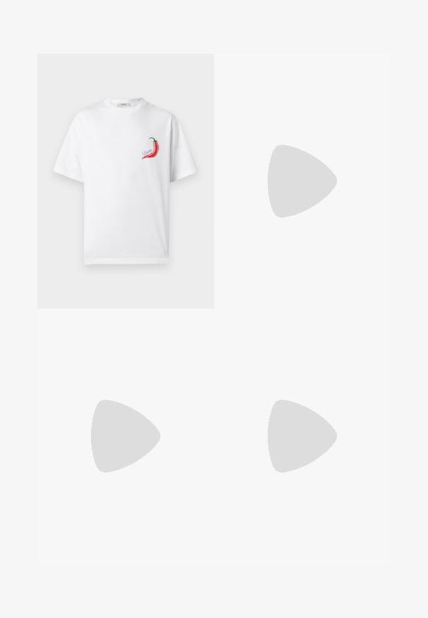 Witte T-shirt met korte mouwen, bedrukt met een rode chilipeper en de tekst "Replay" op de linkerborst.; Donkerblauwe spijkerbroek met een grote gele afbeelding van een springend karakter op de achterzak. Rechte pijpen met standaard stiksels.; Witte sneaker met een bovenwerk van gestructureerd suède en leer. Voorzien van een afgeronde neus, vetersluiting en een contrasterende beige rubberen zool.; Lichtblauwe denim draagtas met twee handvatten en een rode omtrek van een rennend cartoonachtig dier aan de voorkant.