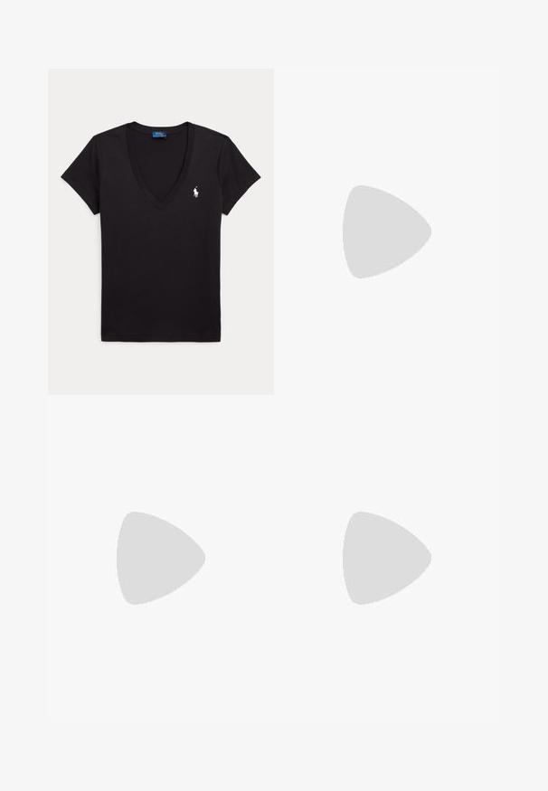 Čierne tričko s krátkym rukávom a výstrihom do V s malým bielym logom Polo Ralph Lauren na ľavej strane hrudníka a modrou značkou vo vnútri goliera.; Čierne slim-fit nohavice s vysokým pásom, dekoratívnymi zlatými gombíkmi na páse a malou vreckom na pravej strane.; Čierny kožený mokasín s hrubou profilovou podrážkou, nízkym podpätkom a dekoratívnym remienkom vpredu.; Čierna semišová polmesiacová kabelka s jedným čiernym remienkom a zlatým zapínaním s logom hráča póla.