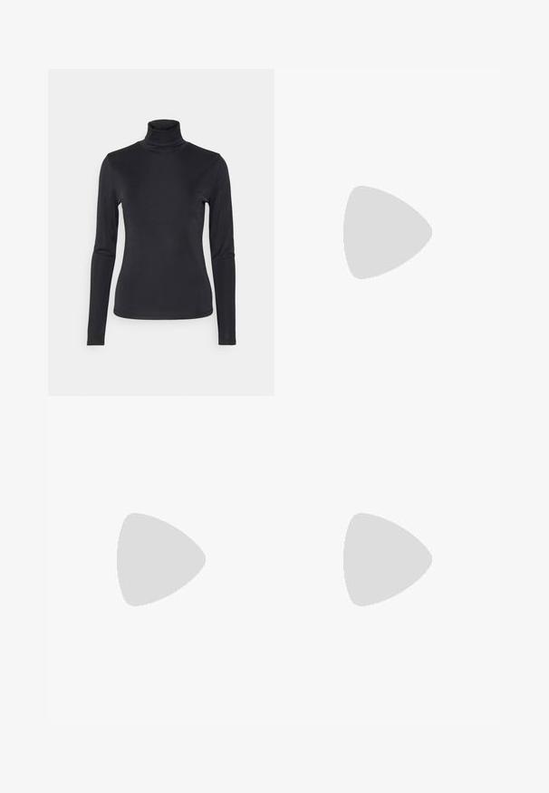 Sort turtleneck langærmet top lavet af et glat, strækbart stof. Har et tætsiddende design og en høj krave. Minimalistisk stil, ingen synlige mønstre.; Lyseblå vidde denimjeans med høj talje, frontknap, lynlås og femlomme-design på ensfarvet baggrund.; Sorte ankelstøvler lavet af glat læder med elastiske sidepaneler, en tekstureret gummisål og kontraststing langs kanten.; Sort læderbælte med sølv rektangulært spænde og flere justeringshuller, lagt fladt på en hvid baggrund.