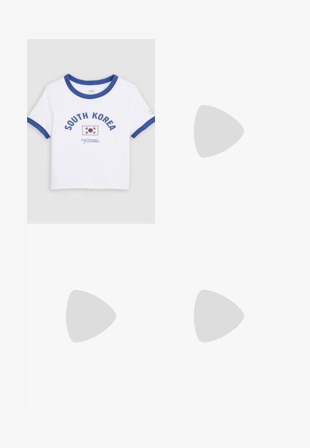 Valge lühikeste varrukatega särk sinise krae ja mansettidega, millel on kiri „SOUTH KOREA“, Lõuna-Korea lipp ja Levi Straussi California logo.; Sinine denimist slim-fit teksad, millel on kulumistunnustega detailid, peene pleekimise ja klassikaline nööbiga sulgemine, mõeldud igapäevaseks kandmiseks.; Valged kõrged tennisekotid, mis on valmistatud siledast nahast, lamepaelad, pehmendatud krae ja tekstureeritud kummist tallad logoga aksentidega.; Hõbedased rõngasnõelad on sujuva ja ümara kujundusega, õhukese profiiliga ning kindla lukuga. Minimalistlik stiil ja läikiv viimistlus.