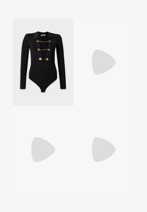Schwarzer langärmeliger Body mit tiefem V-Ausschnitt, gesichert durch drei goldene Knebelverschlüsse und klassischem Kragen.; AERON RUDENS SKIRT - A-Linien-Rock - black; Schwarze High-Heel-Sandale mit schmalem Knöchelriemen, quadratischer Zehenbox, glattem Leder und metallischem Schnallenakzent.; Schwarze Leder-Marc Jacobs Schultertasche mit goldfarbenen Metallrahmenseiten und verstellbarem Träger auf einfarbigem Hintergrund.