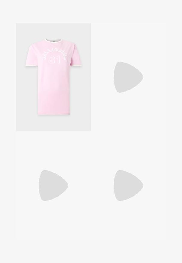 Lyserød T-shirt med korte ærmer og hvid kant på ærmer og krave, med hvid tekst "Bellissima" og nummer "81" på brystet.; Bredde ben sorte linnedbukser med elastisk talje og knaplukning. Har en glat tekstur og en flydende silhuet.; Even&Odd Wide Fit Sandaler - black; Even&Odd H24462 - Håndtasker - black