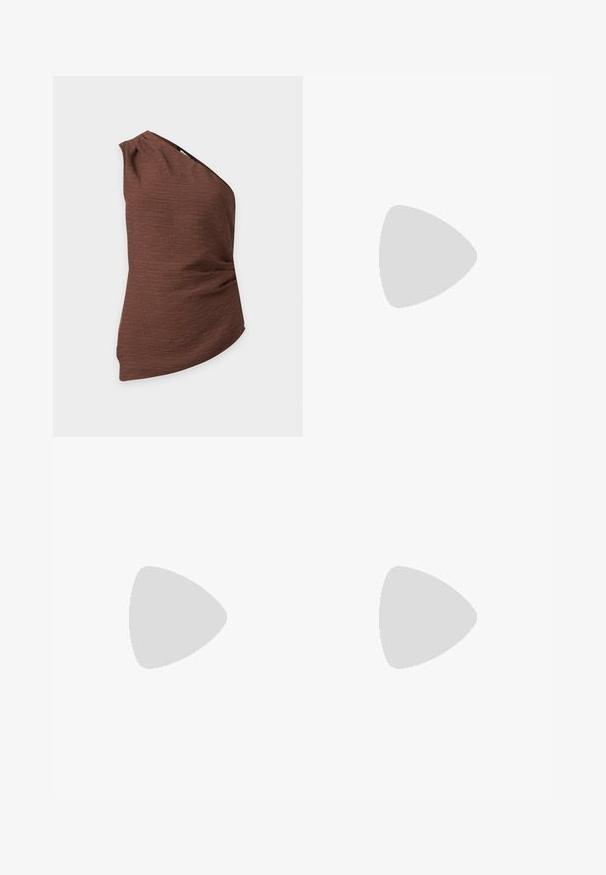 Haut asymétrique marron à une épaule avec une texture subtile et de légers fronces sur un côté, présenté sur un fond clair uni.; Pantalon marron ample avec taille élastique et bas de jambes resserrés, avec un cordon à la taille.; Mule en daim noir à bout ouvert, talon haut et fin, design slip-on, vue de profil sur un fond uni.; Sac à main en cuir marron foncé avec plis froncés, ferrures dorées et une seule bandoulière, sur un fond clair uni.