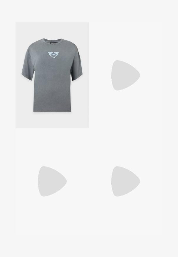 Graues T-Shirt mit kurzen Ärmeln und einer kleinen hellblauen Grafik von zwei Delfinen, die in der Mitte der Brust eine Herzform bilden.; Hellblaue Denim-Jeans mit weit geschnittenem Bein und hoher Taille, ausgestattet mit fünf Taschen, einer Knopfverschluss und kontrastierender Naht entlang der Nähte.; Weißer Low-Top-Plateau-Sneaker mit Blumenmuster, Schnürverschluss, Gummisohle und einem kleinen "ONLY"-Logoanhänger an der Seite.; Blaues Denim-Handtasche mit einem gepolsterten, gebogenen Griff. Verfügt über ein dezentes braunes Logo-Muster und einen schwarzen Kordelzugverschluss.