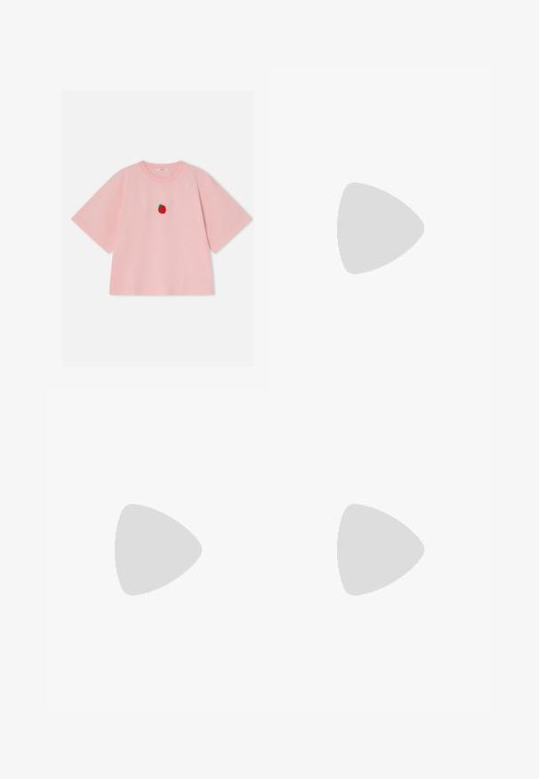 Chemise rose à manches courtes avec un col rond et un petit motif de fraise rouge centré sur la poitrine.; Pantalons larges rose à taille haute, dotés d'une ceinture avec une boucle en bois circulaire et de plis pour la texture.; Baskets en daim rose avec des rayures vertes, des accents blancs et une semelle en caoutchouc brun. Comportent un tissu texturé et un détail de logo sur le côté.; Sac à main rose rembourré avec un design arrondi, fabriqué à partir d'un matériau brillant. Dispose d'une poignée froncée et d'une fermeture éclair pour un accès sécurisé.