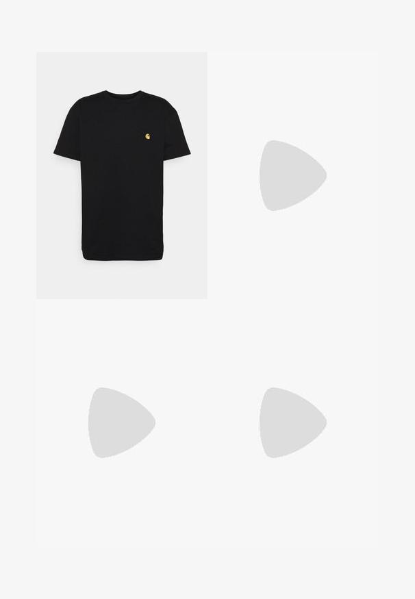 Sort bomulds t-shirt med korte ærmer, rund halsudskæring og et lille gult logo på venstre brystområde. Enkel design og almindelig pasform.; Lysblå denim shorts med en afslappet pasform, der har lynlås og knaplukning samt fire lommer. Stoffet har en glat tekstur.; Sorte og grå sportssko med mesh og ruskind på overdelen, der har en hvid mellemsål, snørebånd og et iøjnefaldende "N" logo på siden.; Halskæde med vekslende sorte og flerfarvede perler, med små sølvringe og en rektangulær klar perlevedhæng.