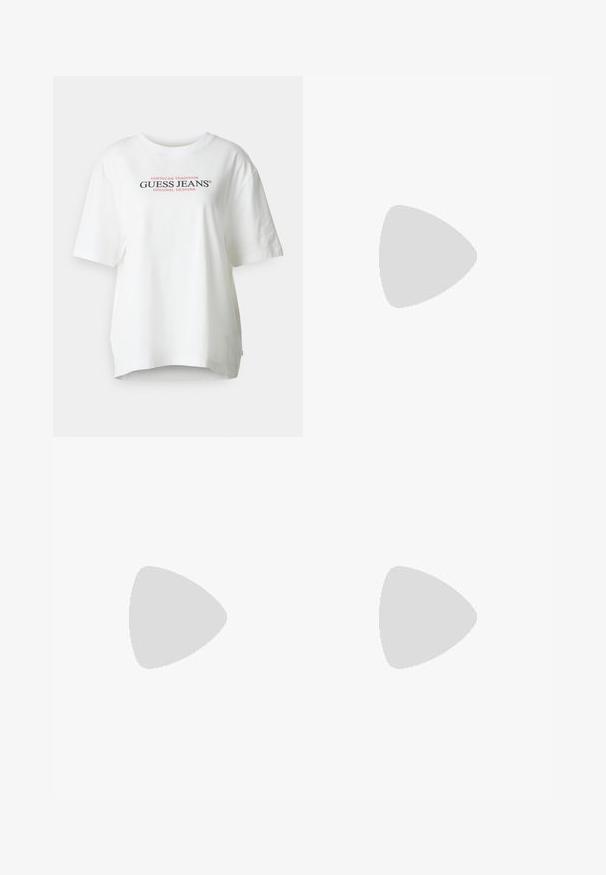 T-shirt en coton blanc avec un col rond, des manches courtes et une coupe décontractée. Présente un texte logo "GUESS JEANS" en noir et rouge sur le devant.; Jeans en denim bleu foncé avec une coupe droite, dotés d'une taille haute, d'un style à cinq poches et de coutures contrastantes. Sans embellissements.; Baskets blanches avec des accents noirs texturés au niveau du talon, un branding proéminent dans la zone des lacets, et une semelle épaisse et solide en caoutchouc.; Sac à main argenté avec un design structuré, doté de deux poignées, d'une texture brillante, de quincaillerie accentuée et d'un logo triangulaire sur le devant.