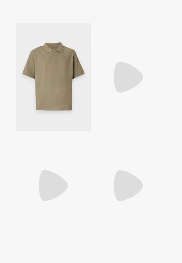 Kortärmelig olijfgroene geribde polo met een klassieke kraag en zonder zichtbare knopen, afgebeeld tegen een effen achtergrond.; Lichtgrijze cargo shorts met een elastische tailleband, twee zijzakken en twee cargozakken met flappen voor extra functionaliteit.; Witte sneaker met zwarte en grijze accenten, voorzien van een grijze neus met textuur, zwarte rubberen zool en platte witte veters. Schoon ontwerp, minimalistische stijl.; Zwarte nylon boodschappentas met verstelbare riem, plat ontwerp en een zijlabel met een logo. Soepele textuur en minimalistische stijl.