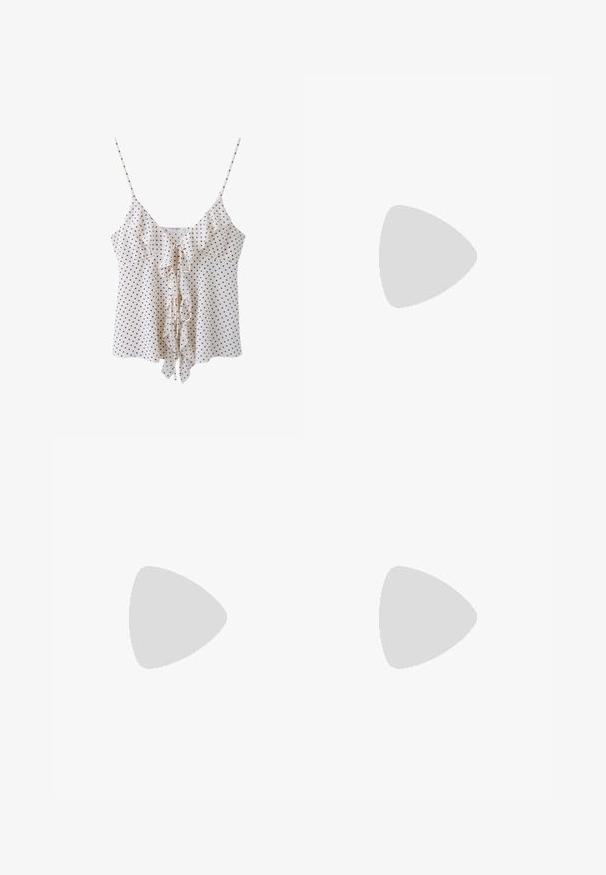 Witte mouwloze blouse met zwarte polkadots, dunne bandjes, V-hals en een vooraan geplooide detail, vastgebonden met een strik.; Witte, lange, vloeiende rok met elastische tailleband en zachte plooien, getoond op een effen achtergrond.; Zwarte leren sandaal met een slank ontwerp, dunne banden en een kleine hak. Bevat een gespaccent en een gladde, gestructureerde zool.; Zwarte laarzen in lakleer met een gebogen vorm, één schouderband, voorvakken en accenten in zilverkleurig metaal.